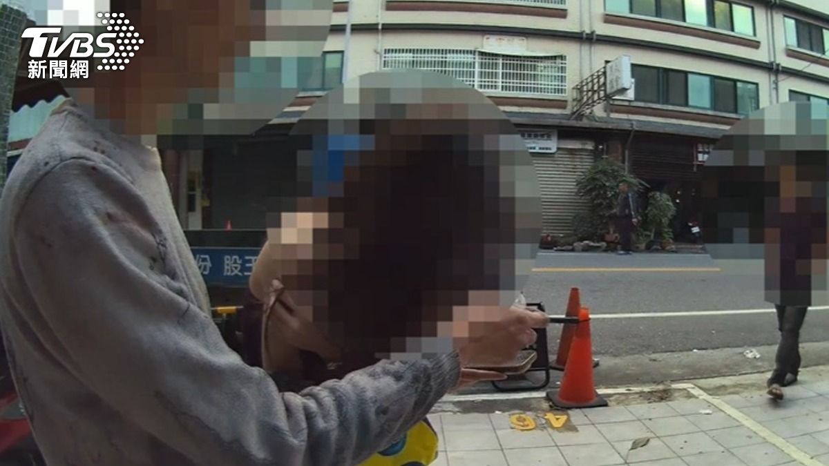 彭男幫何女擦眼淚。(圖/TVBS)