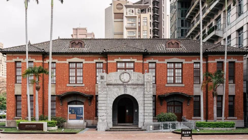 新竹市美術館的前身曾是新竹市政府的舊辦公廳。(圖/翻攝自新竹市美術館官網)