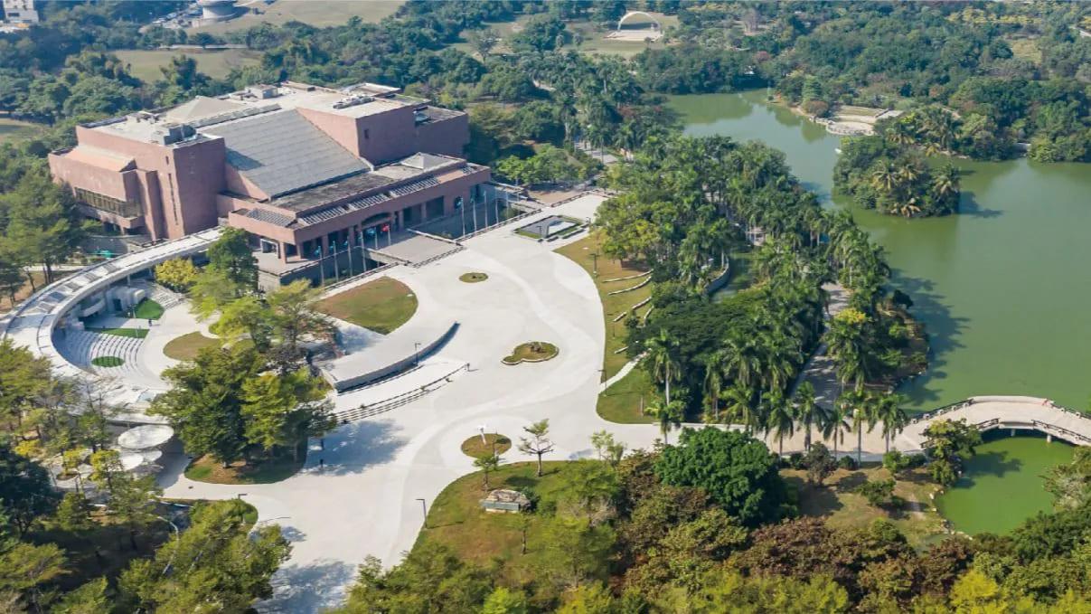 高雄市立美術館於1994年正式開館,是台灣第三座公立美術館。(圖/翻攝自高雄市立美術館官網)