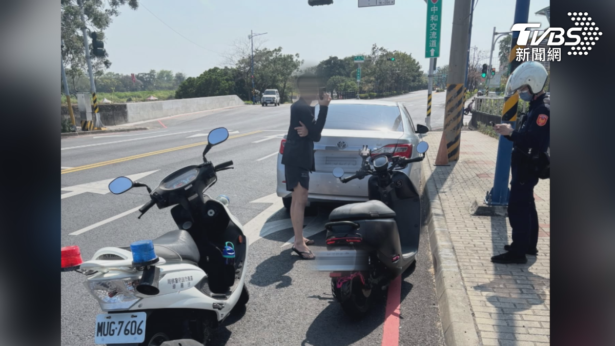 騎士好端端騎在路上，卻被後方汽車沿路按喇叭逼車，兩車還在互嗆過程中擦撞（圖／TVBS）
