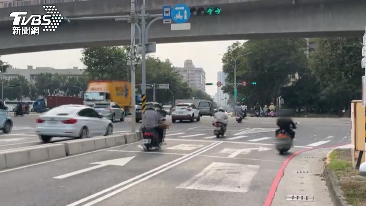 中間有雙實線代表直行歸直行,右轉車道歸右轉車道,騎士不可以直行前往待轉區。(圖/TVBS)