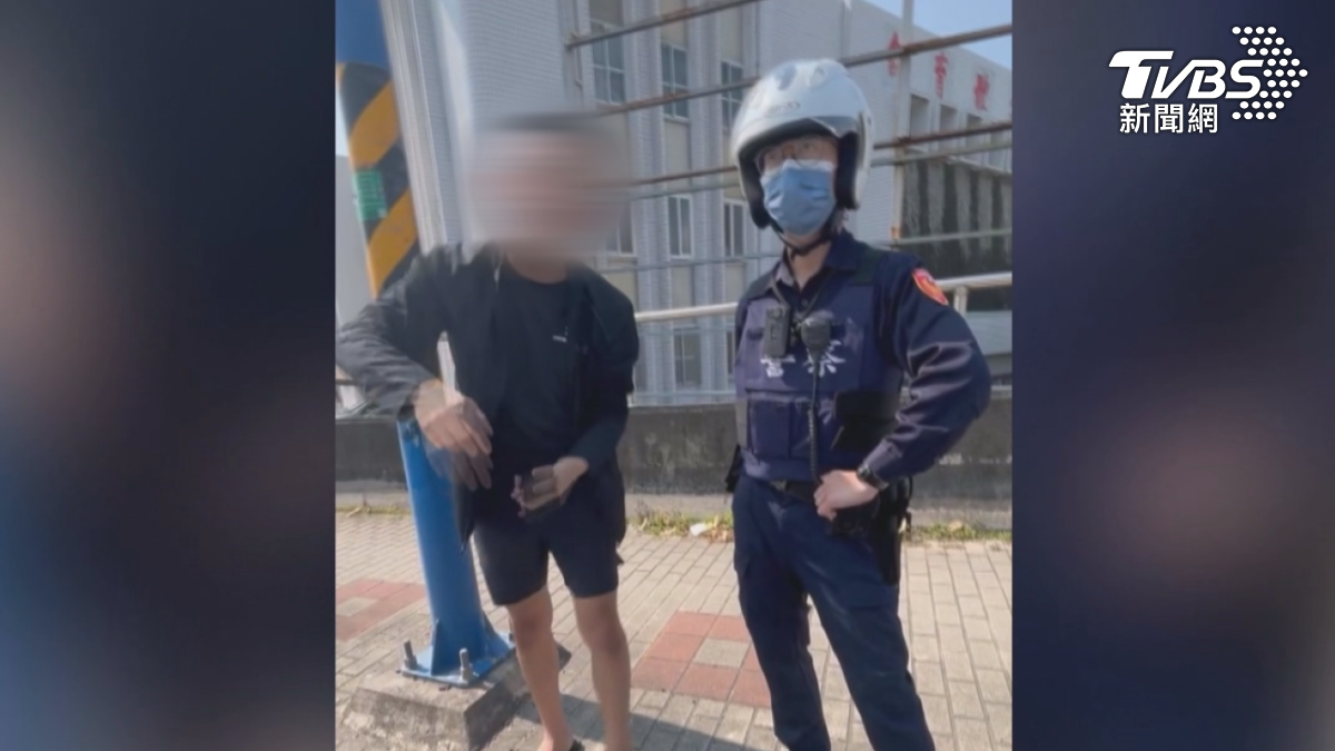 駕駛跟騎士爭執不休，這時駕駛還很理直氣壯，但警察來了之後，乖乖被員警訓話（圖／TVBS）
