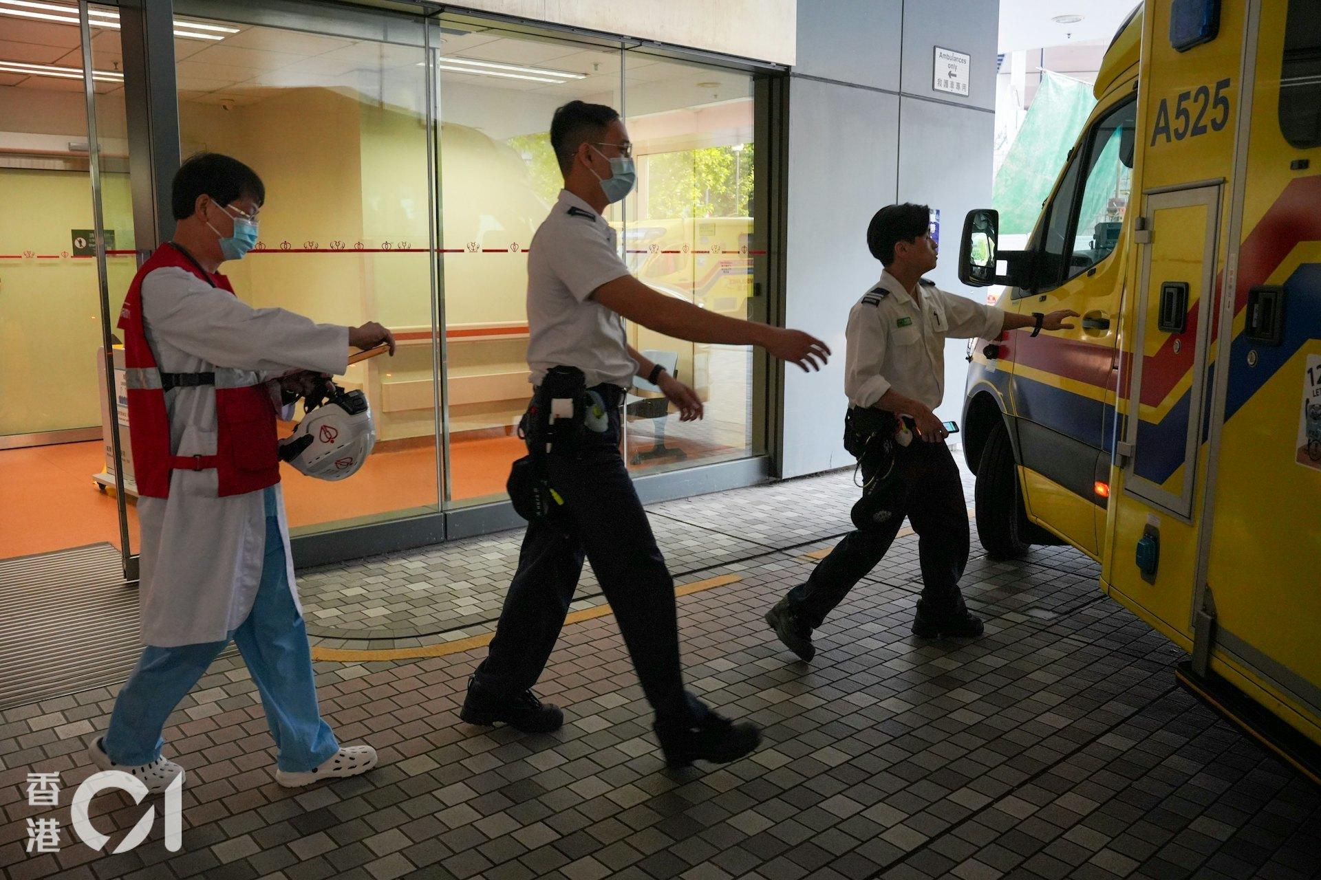 醫管局派出醫護人員協助救援。（圖／香港01）