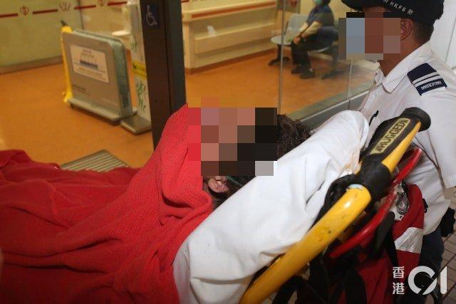  有身穿消防「黃金戰衣」的傷者全身熏黑，送院搶救。（圖／香港01）