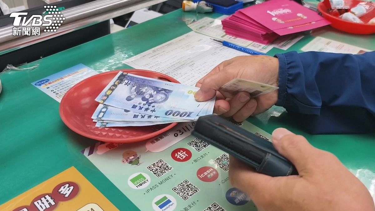 失智翁騎車迷航9小時 只為領普發現金。(圖/TVBS)