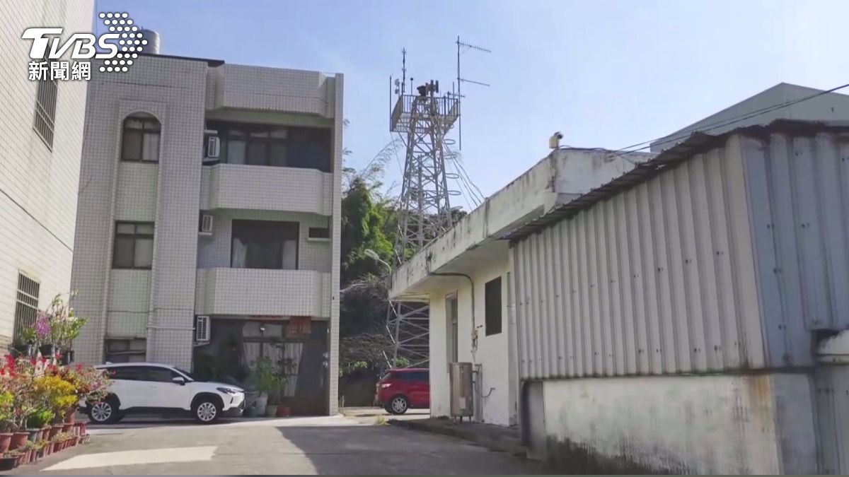 買來打造耶誕城?警所12m鐵塔拍賣 5千起標。(圖/TVBS)