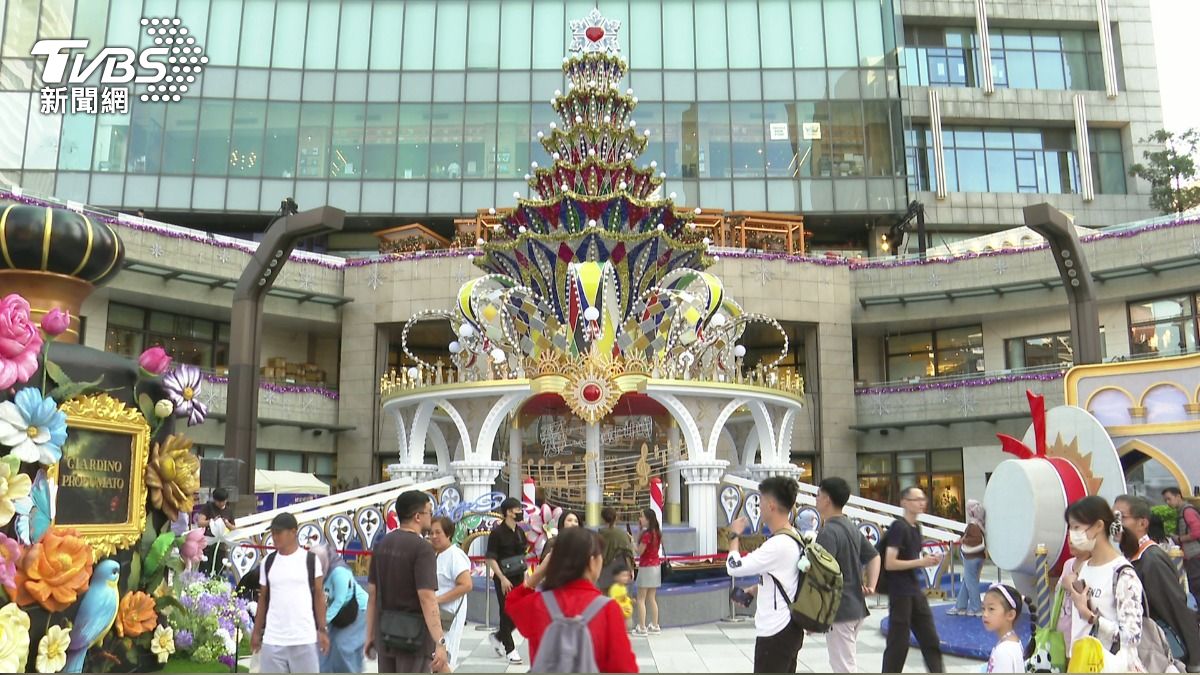 台北信義區百貨今年耶誕以威尼斯為主題,設立了13公尺高的耶誕樹。(圖/TVBS)
