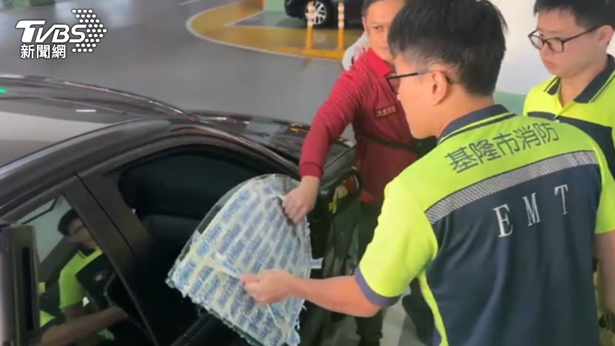 老夫妻受困車內，警消破窗救援。（圖／TVBS）