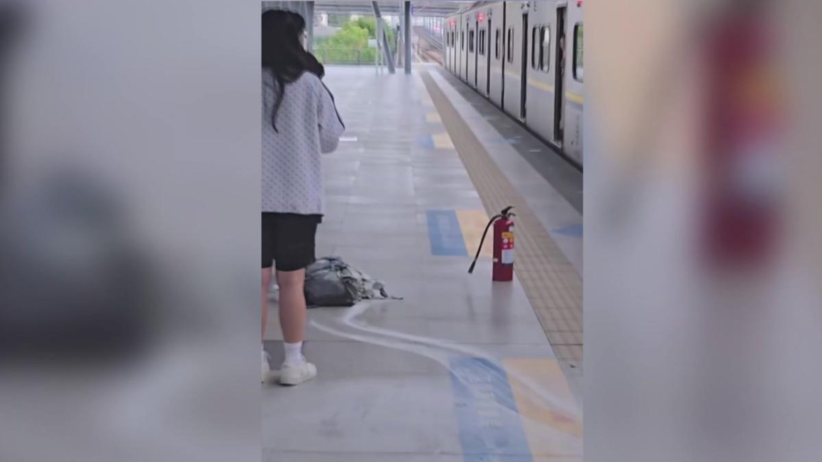 台鐵乘客包包突起火 列車延誤22分鐘。(圖/民眾提供)