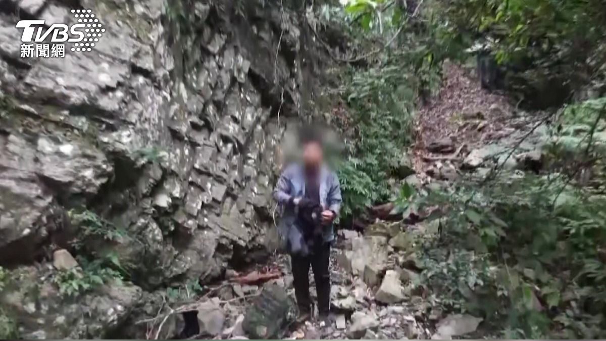 裝甲兵登山失聯六天奇蹟獲救!空拍機揮手吶喊「救我」。(圖/TVBS)
