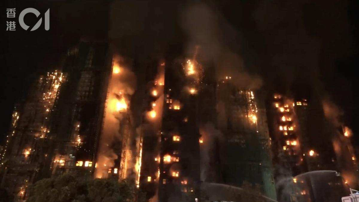 香港大火/宏福苑入夜燒更猛!現場爆炸聲不斷 居民困頂樓急求救