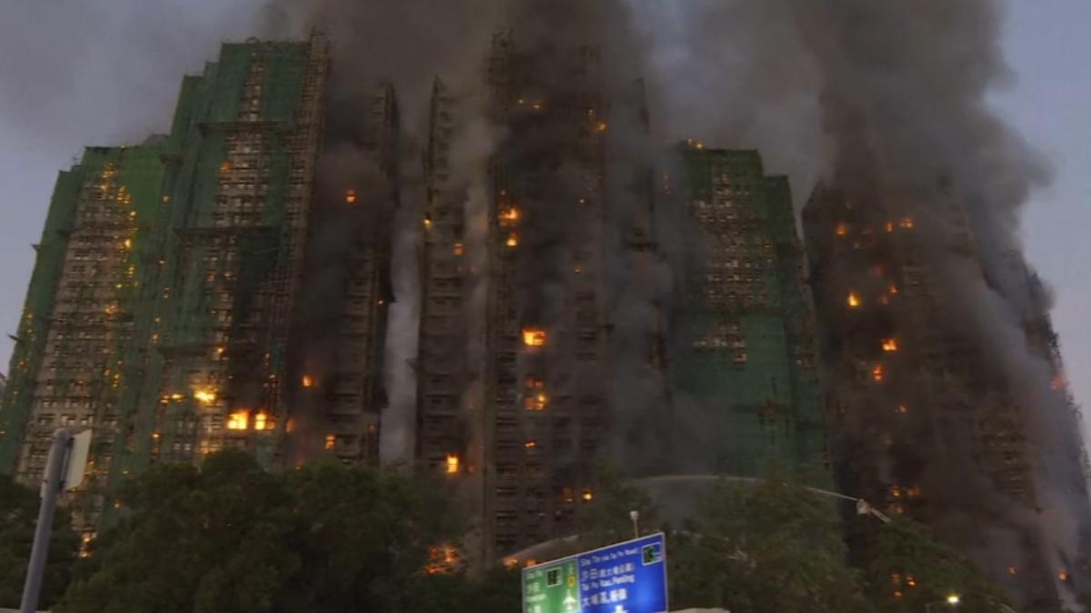 香港大埔宏福苑嚴重火警，多座大樓遭烈焰吞噬，短短幾個小時就從三級升至五級。（圖／AP）