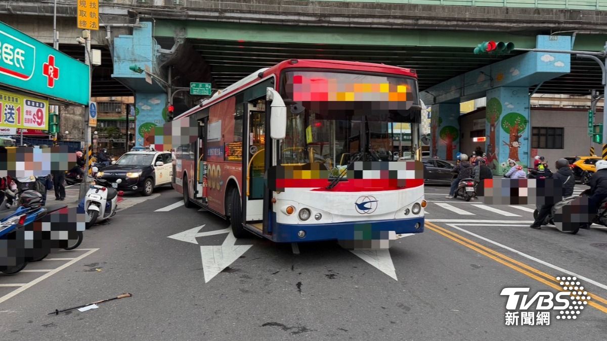楊男當場被捲進車底。(圖/TVBS)