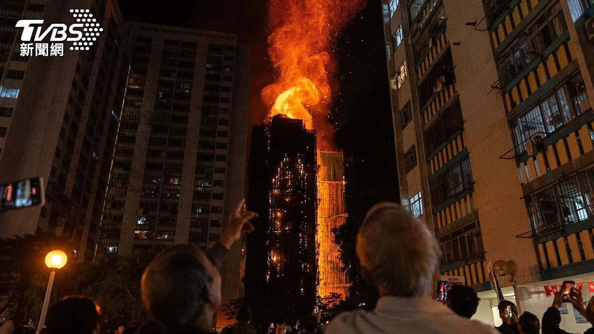 香港大埔宏福苑大火升為5級火警,烈焰點亮夜空。(圖/達志影像美聯社)