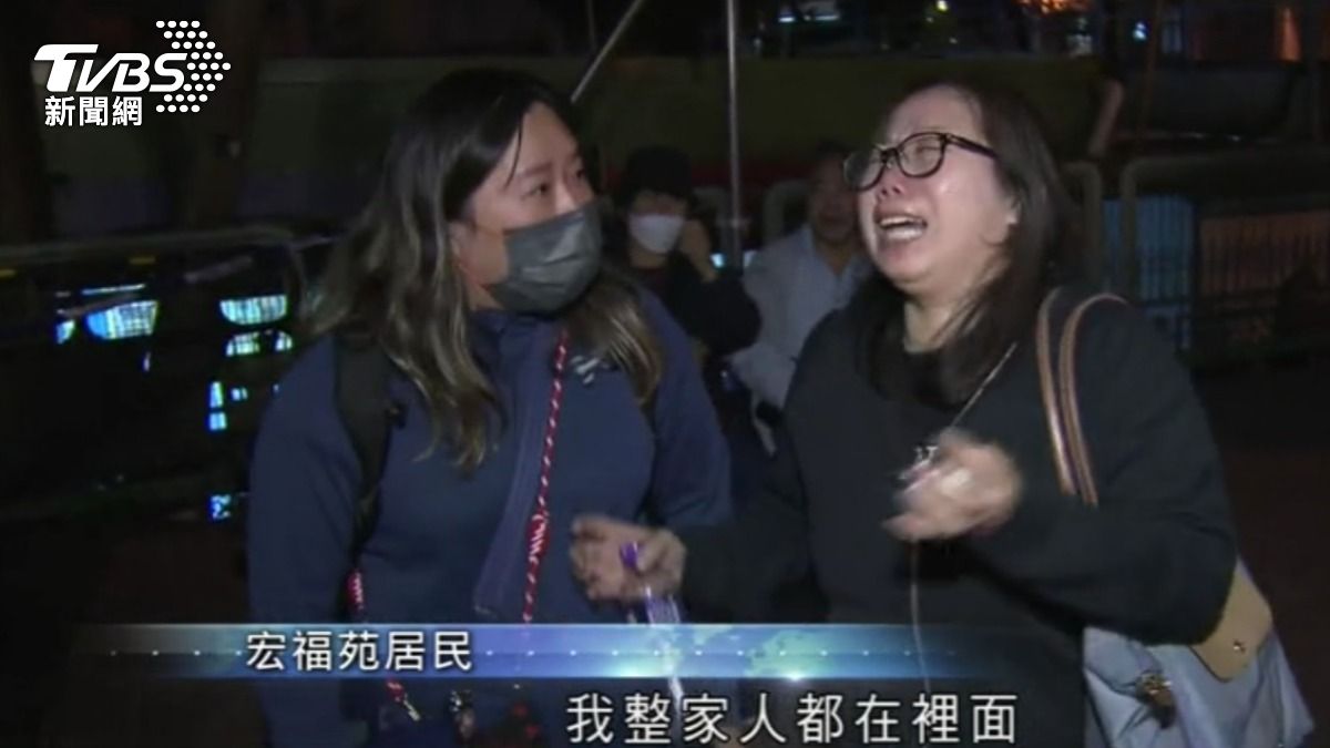 香港宏福苑大火，家屬晚間淚崩尋親。（圖／TVBS）