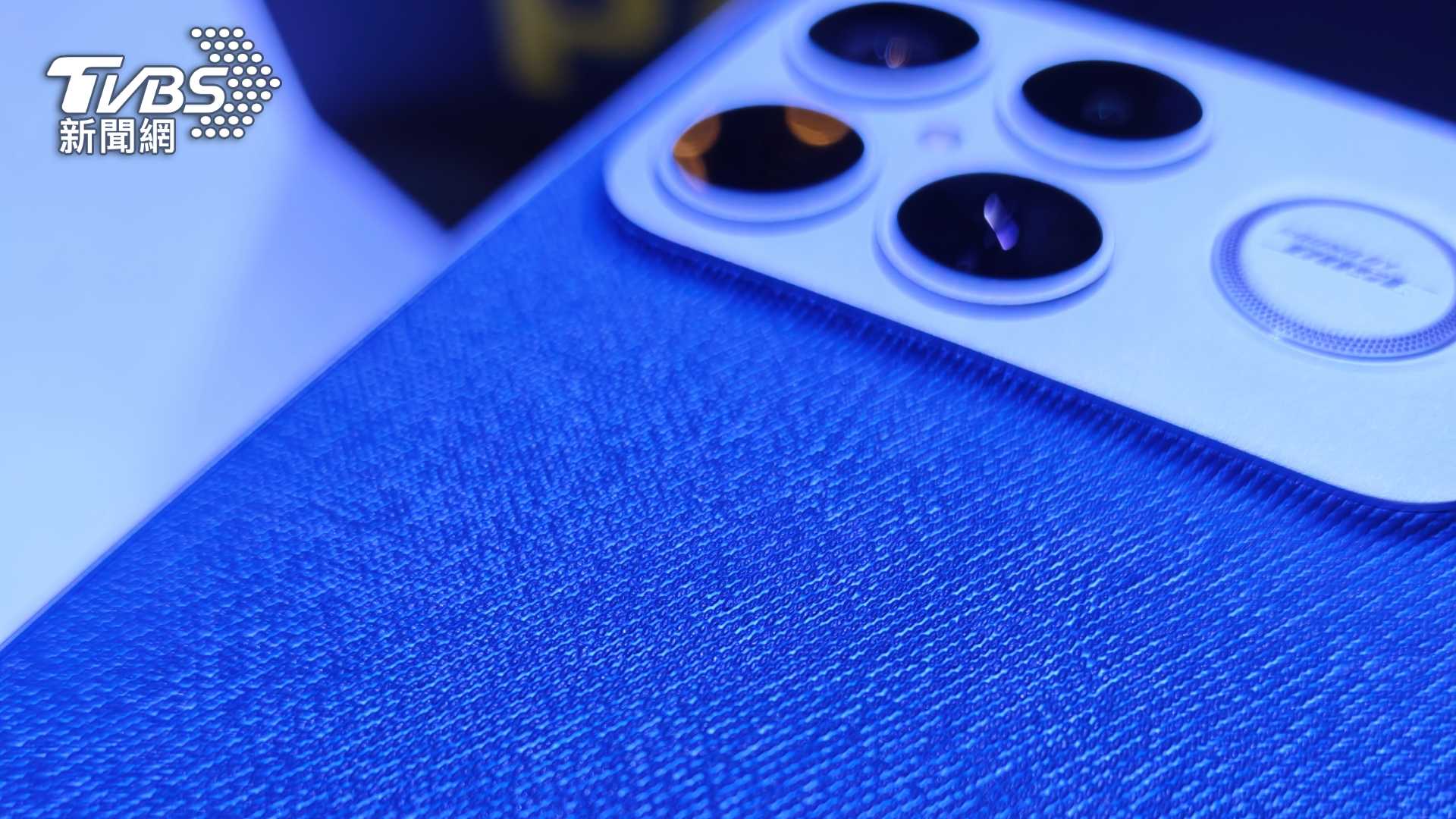 POCO F8 Ultra採用第三代科技奈米皮背蓋,呈現仿真丹寧紋理,手感與辨識度兼具。(圖/TVBS)