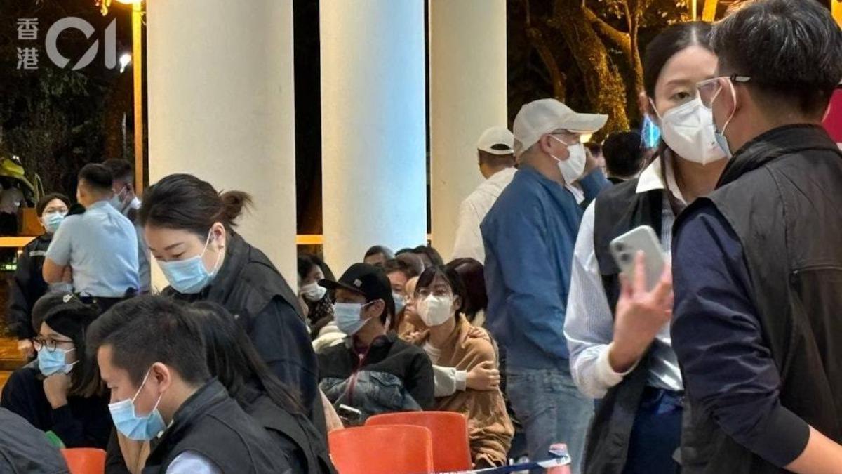 香港大火/大埔宏福苑入夜還在燒…家屬衝醫院淚尋親友