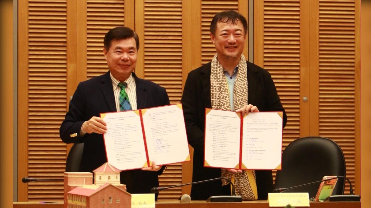 左:純德小學校長 周國生，右:淡江大學教育心理與諮商研究所長 張貴傑（照／淡江高中附設純德小學提供）