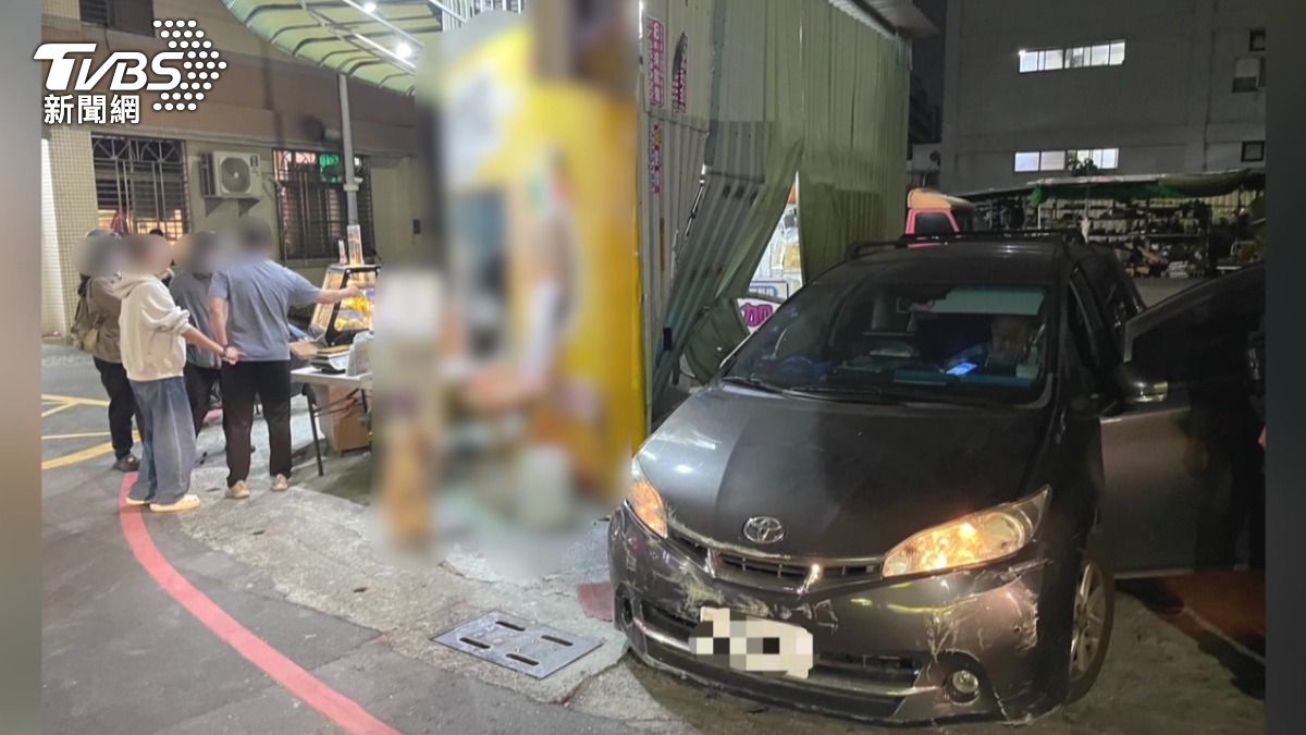高齡翁開車失控撞店! 78歲男撞鐵皮屋「物品散落一地」
