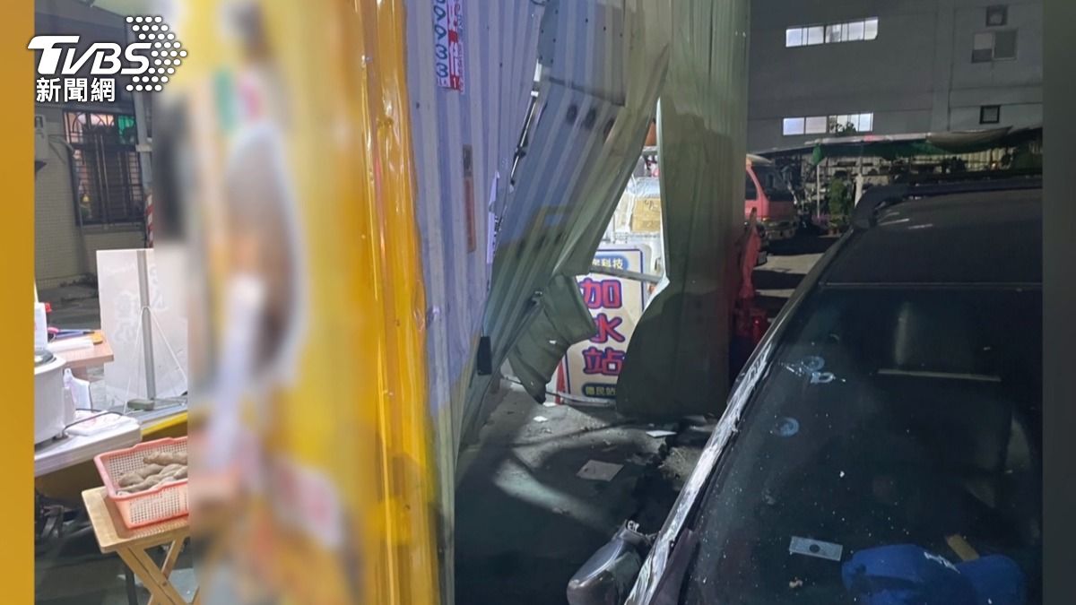 年長駕駛者在行車時應特別注意車前狀況,隨時保持警覺。(圖/TVBS)