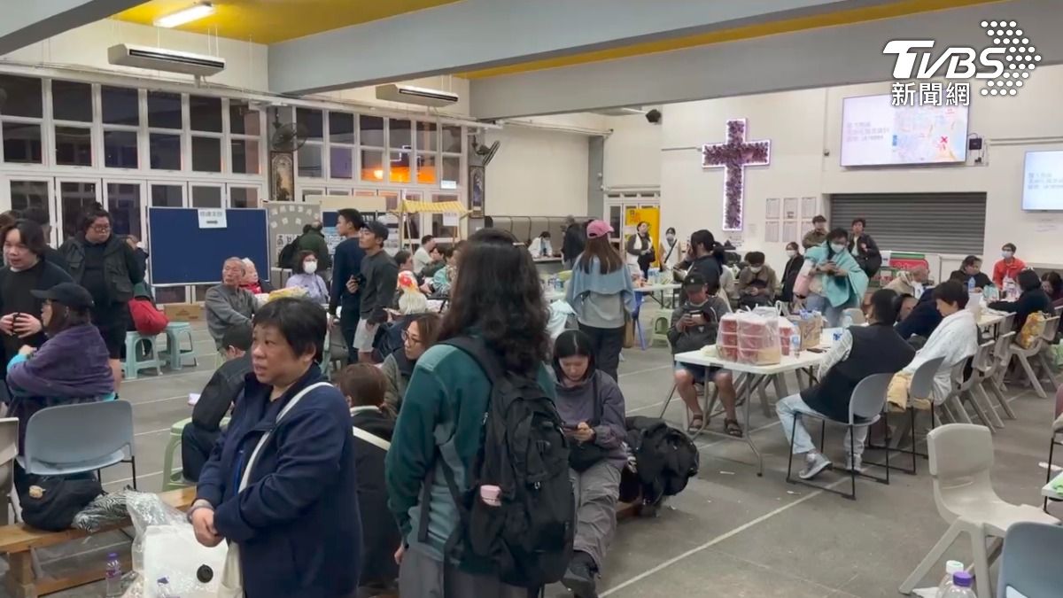 收容所內秩序大致良好,但仍能感受到災民的緊張與不安。(圖/吳奎炎攝)