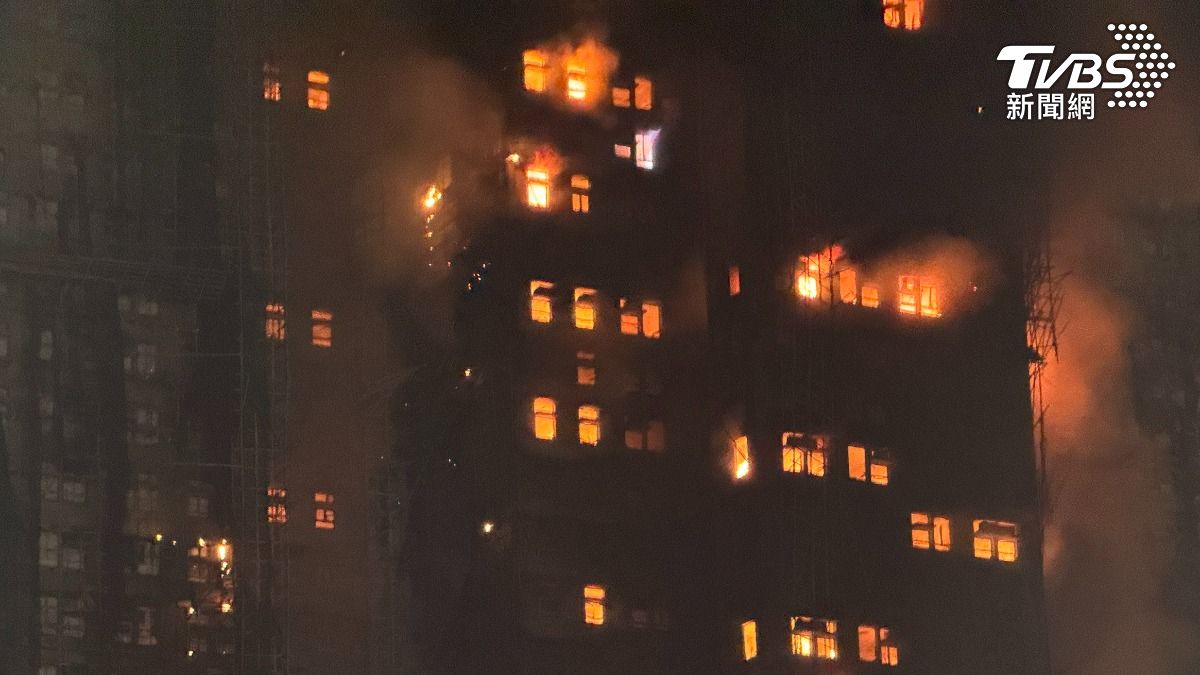 根據香港消防處最新統計,這起大火已造成 13 人死亡,其中包括一名年僅 37 歲的消防員;傷者則增加至 30 人。(圖/吳奎炎攝)