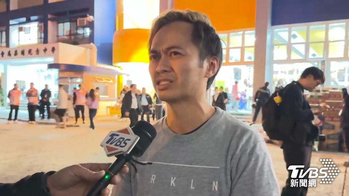志工雷先生接受TVBS採訪時表示,自己 38 年來從未見過如此嚴重的大火。(圖/吳奎炎攝)