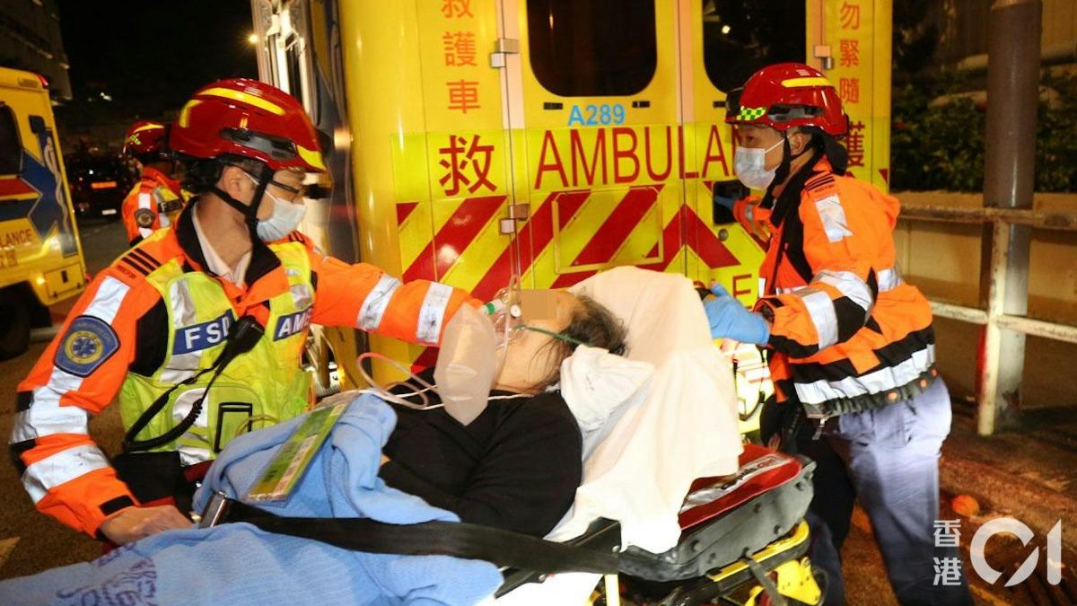 香港大火/宏福苑5級惡火多人凌晨獲救 戴氧氣罩上救護車送醫