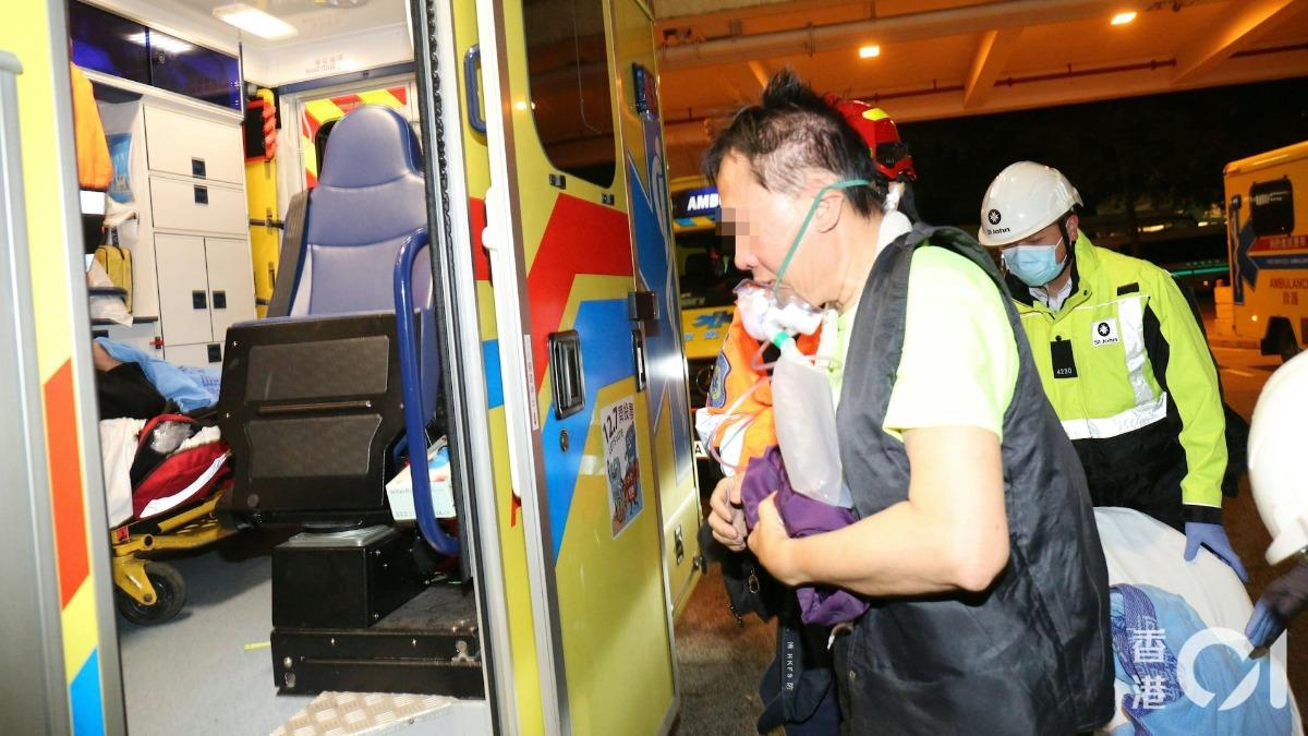 獲救男子戴著氧氣罩上救護車。(圖/香港01)