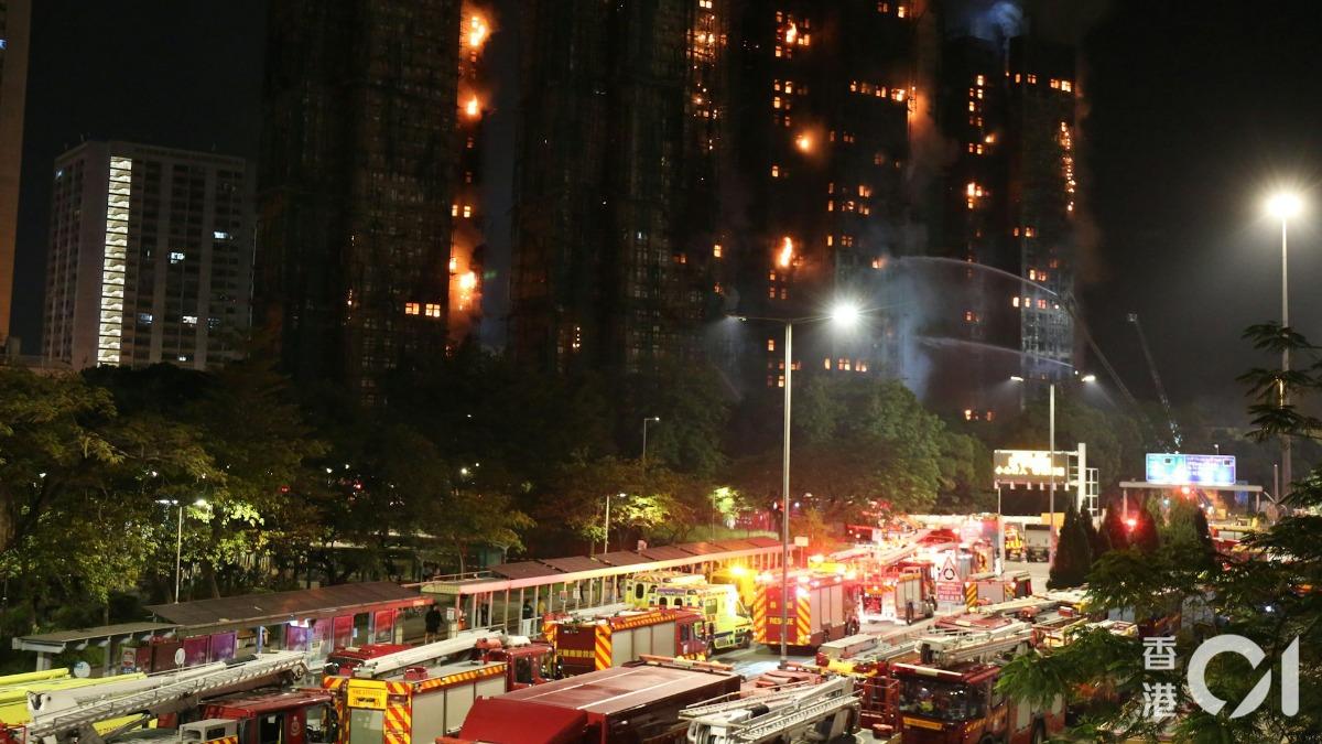 火勢至凌晨仍未熄滅。(圖/香港01)
