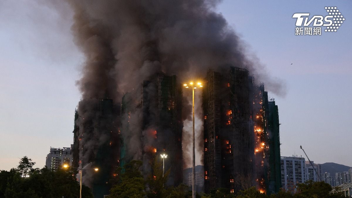 截至2025年11月27日凌晨4時,送院傷者已達48人,其中4人死亡、12人命危、15人傷勢嚴重、12人情況穩定,另有4人出院。(圖/達志影像路透社)