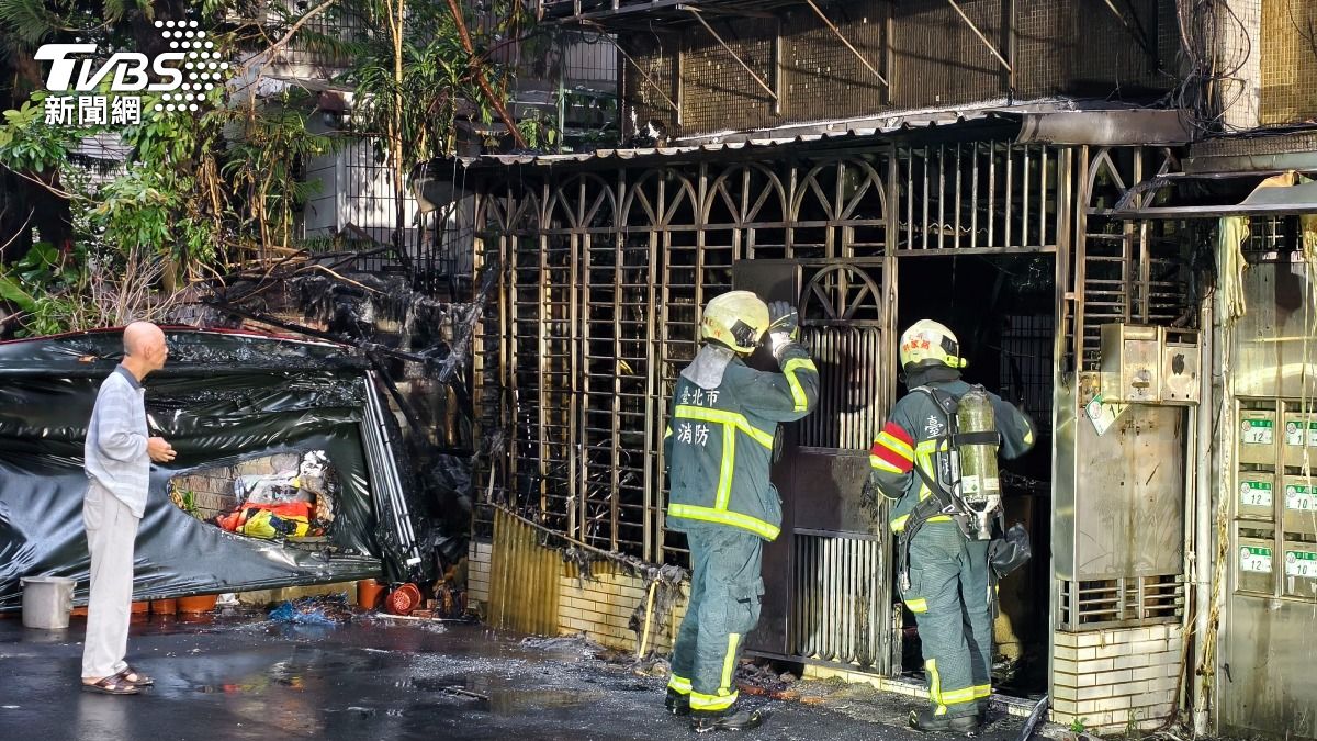 消防人員趕抵現場滅火。(圖/陳冠宇攝)