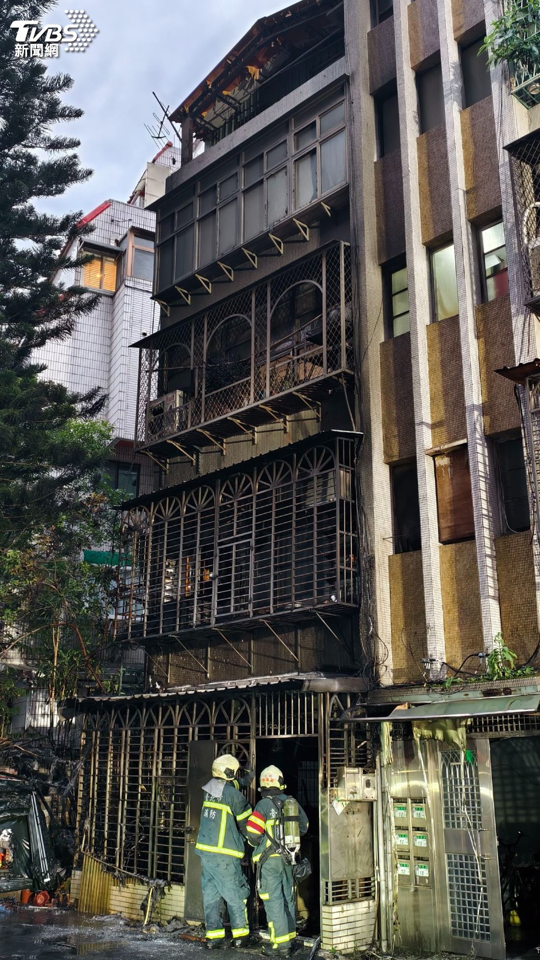 火災導致二三樓住戶一度受困。(圖/陳冠宇攝)