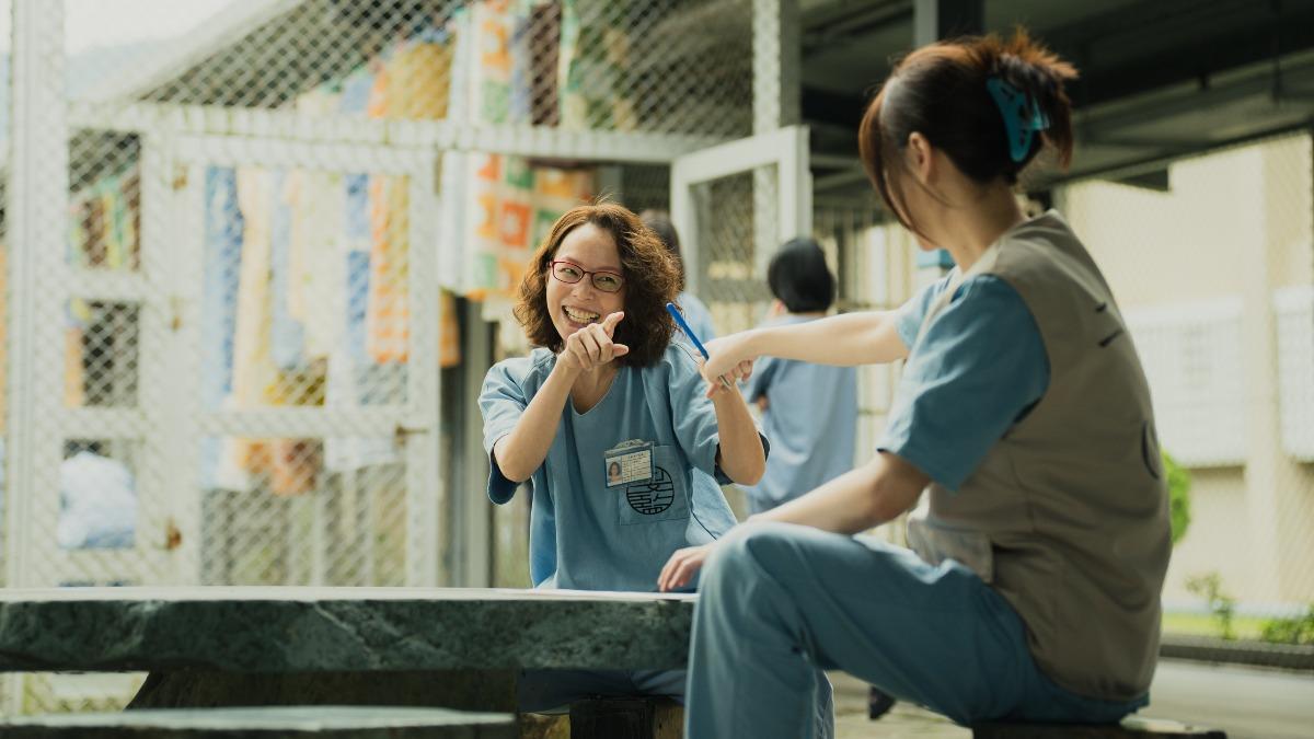 孫淑媚(左)在片中穿囚服,帶著鹽包讓拍戲順利。(圖/壹壹喜喜提供)