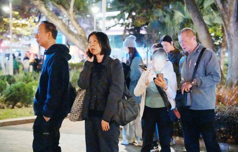 家屬著急尋找失聯的親友。(圖/星島日報)