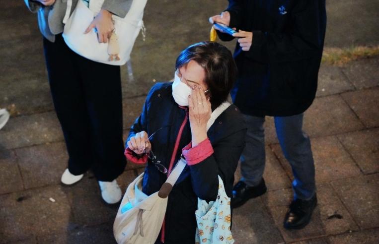 居民看到家園被焚毀不禁落下眼淚。(圖/星島日報)
