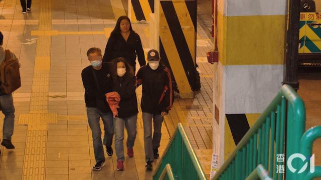 婦人在親友的攙扶下離開。(圖/香港01)