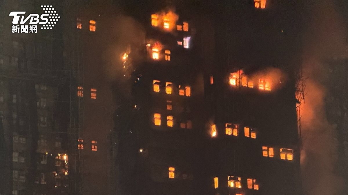 香港新界大埔「宏福苑」大火至今已造成至少44人死亡,其中包括一名37歲消防員。(圖/吳奎炎攝)