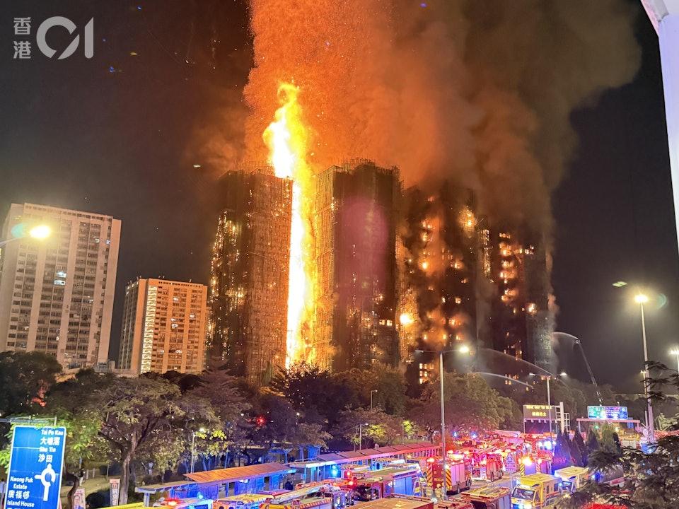 香港大埔宏福苑陷入火海。(圖/香港01)