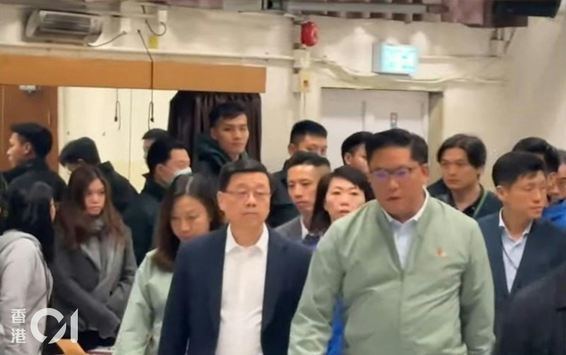 香港特首李家超赴庇護中心探視居民。(圖/香港01)