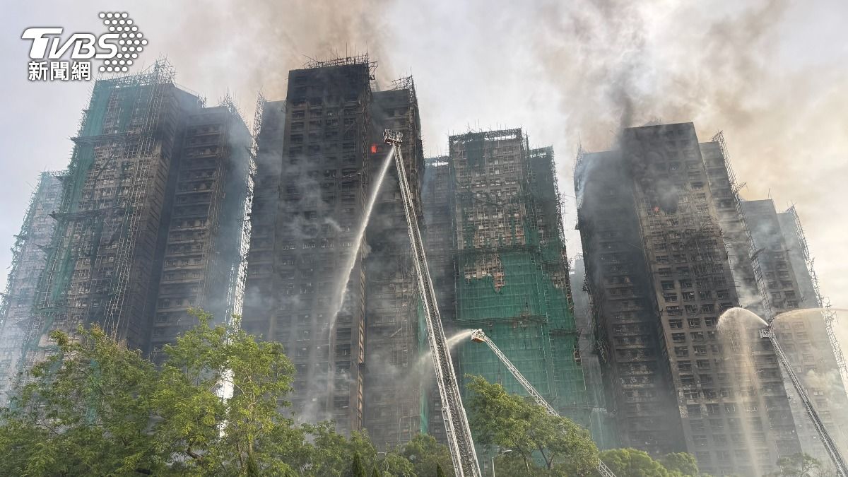 香港大火/宏福苑8大廈7座起火!低樓層向上搜救 天台救出2生還者