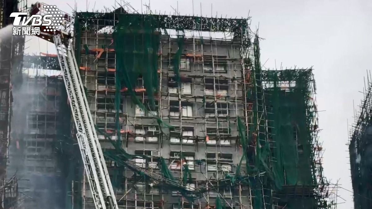 大樓外牆竹架及棚布燒毀。(圖/TVBS吳奎炎攝)