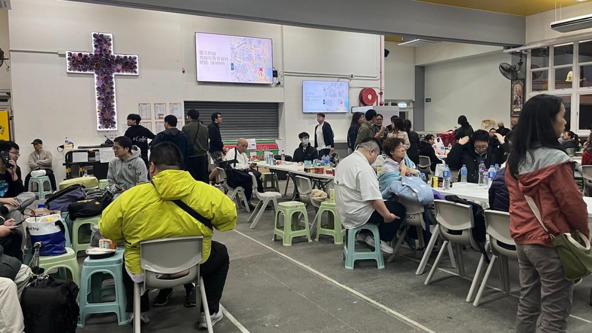 入夜後有大批家屬前往中華基督教會馮梁結紀念中學等候,同時向警方登記失聯者資料。(圖/翻攝自獨立媒體)