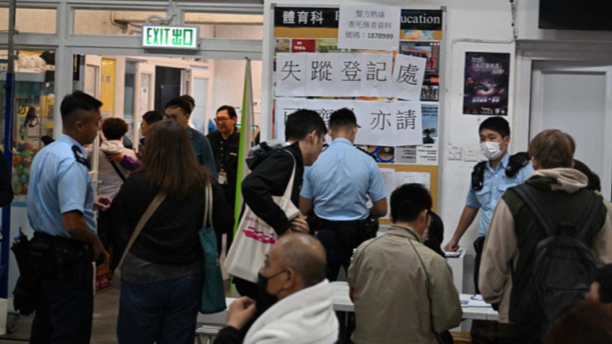 入夜後有大批家屬前往中華基督教會馮梁結紀念中學等候,同時向警方登記失聯者資料。(圖/翻攝自獨立媒體)