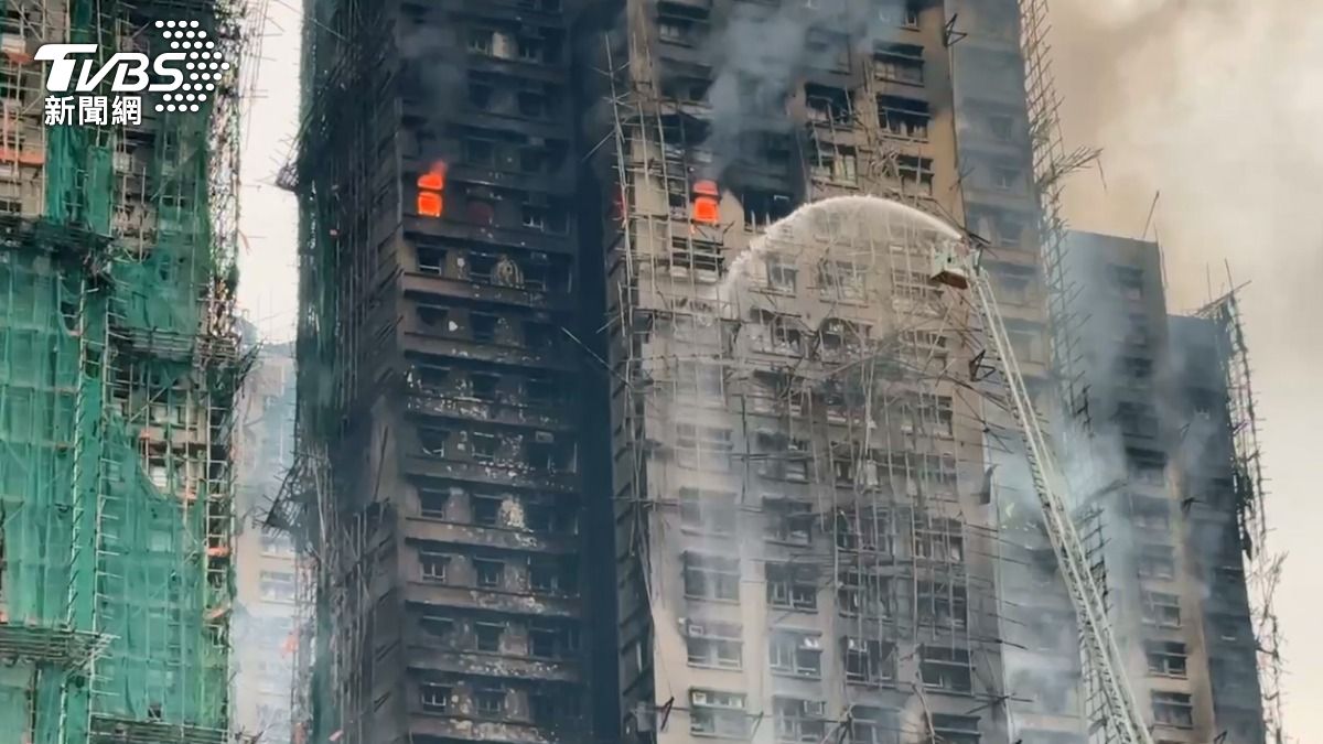 香港大埔宏福苑發生嚴重火警,火勢至今仍尚未完全撲滅。(圖/吳奎炎攝)