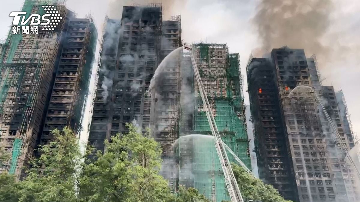 香港大埔宏福苑發生嚴重火警,火勢至今仍尚未完全撲滅。(圖/吳奎炎攝)