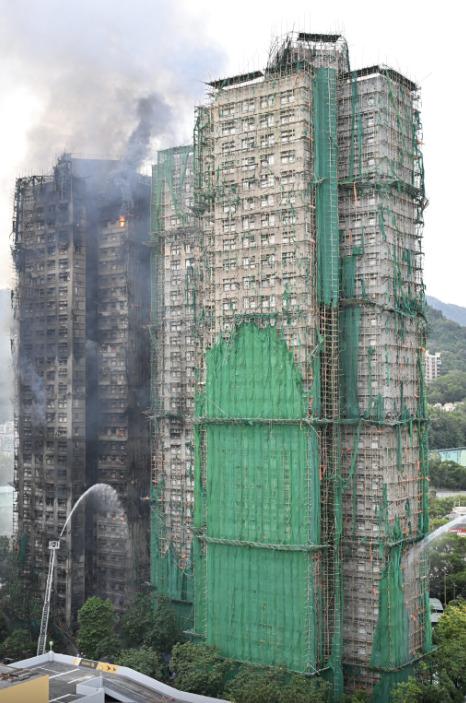 大埔宏福苑火災,這次火勢蔓延極快,外牆護網物料受到關注。(圖/星島日報)