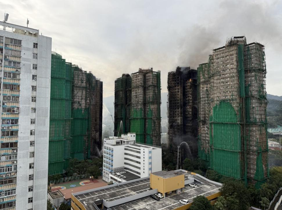 大埔宏福苑火災,這次火勢蔓延極快,外牆護網物料受到關注。(圖/星島日報)