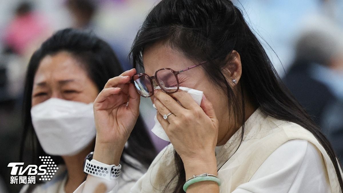 香港宏福苑大火,不少居民身家付之一炬,情緒崩潰。 (圖/達志影像路透社)