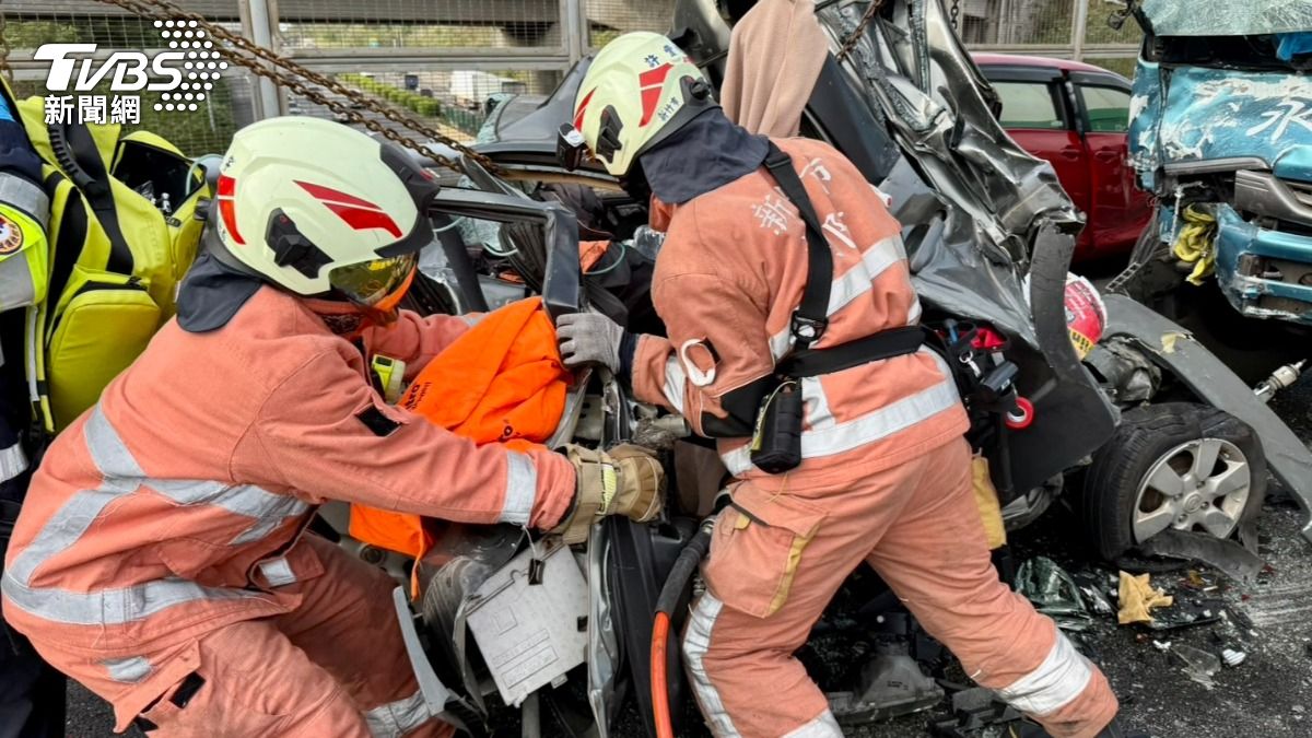 國道3號發生一起嚴重車禍,6人受傷送醫。(圖/TVBS)